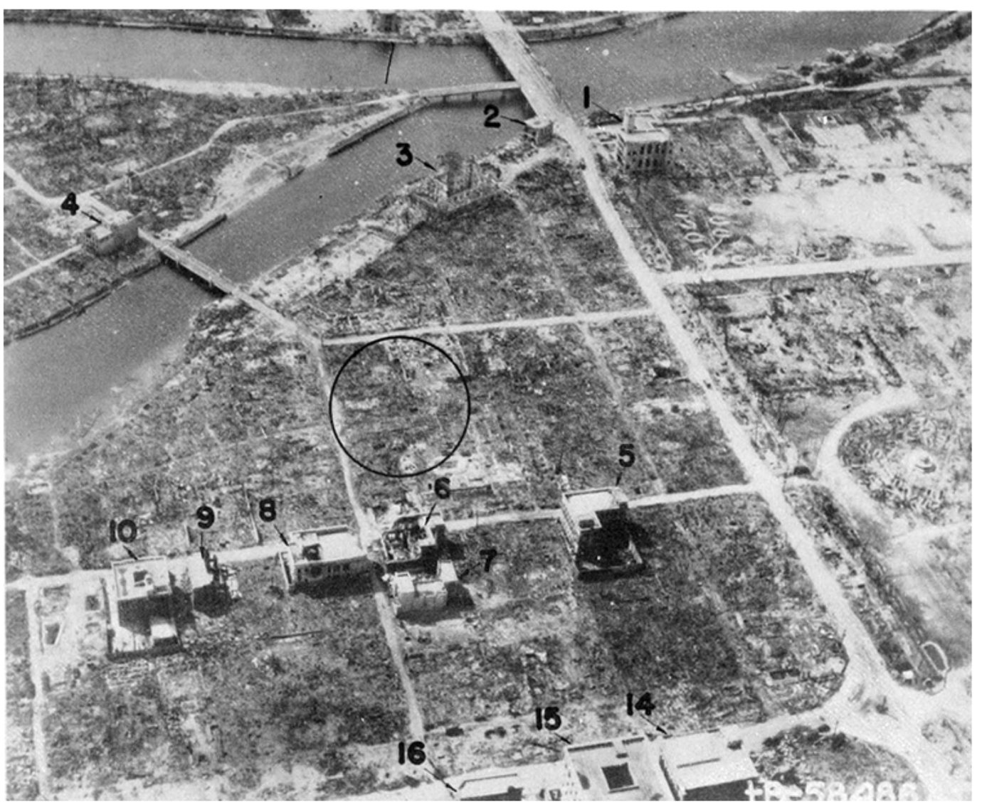 Abbildung 2 Photo Manhattan District, Original. Hiroshima einige Tage nach dem Abwurf, Kreis: ursprünglich vermutete Lage des Hypozentrums. Nummern: Steinbauten, grösstenteils wenig beschädigt. Die Druckwelle und der nachfolgende Feuersturm hat alle leicht gebauten Holzhäuser dem Erdboden gleich gemacht.