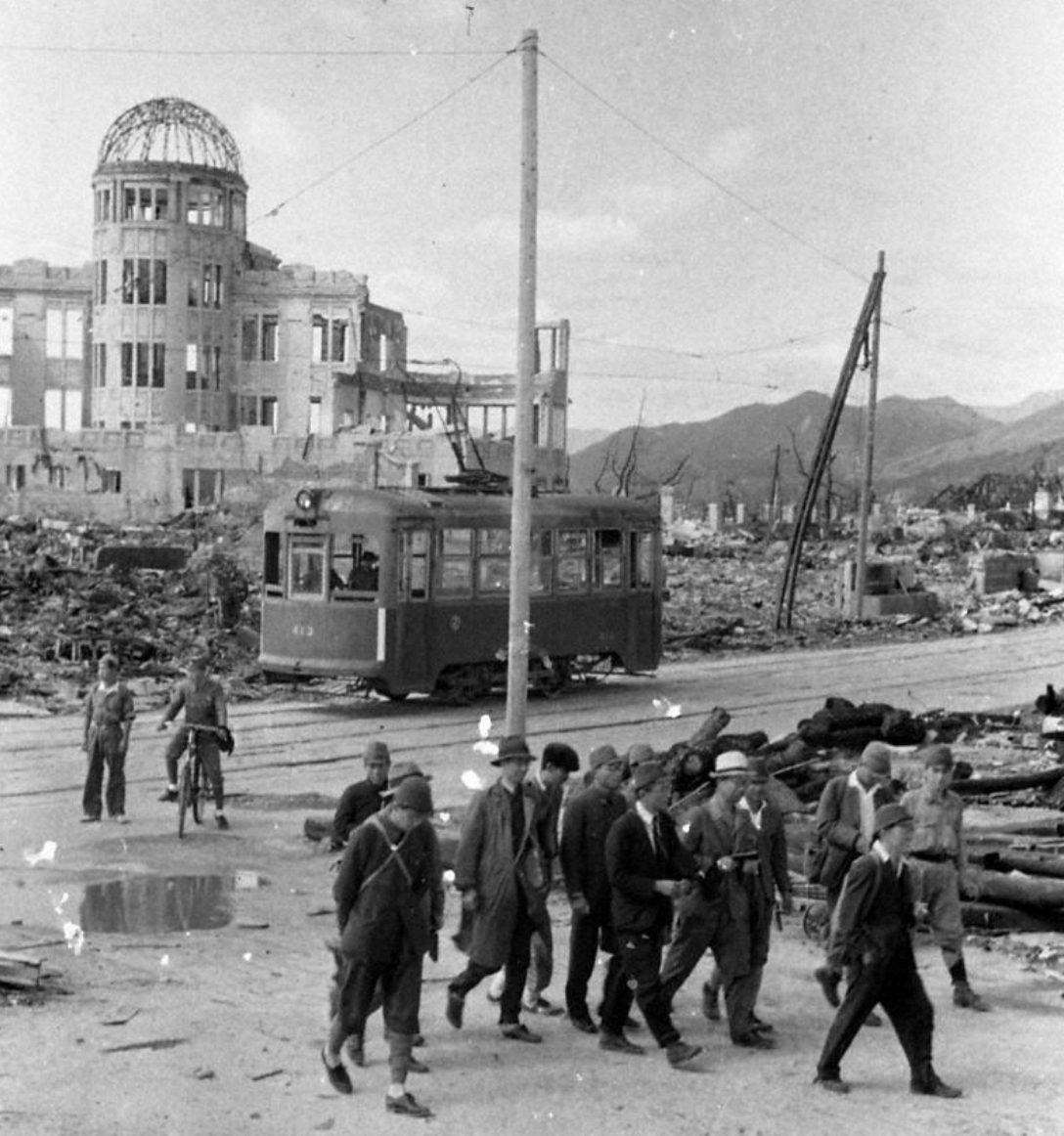 Abbildung 3 Japanische Untersuchungskommission nach der Explosion, vor A-Bomb Dome. Foto: Shigeo Hayashi. Source: Visual archives of Hiroshima atomic bombing – Photographs and films in 1945, Hiroshima City / Hiroshima Peace Memorial Museum.