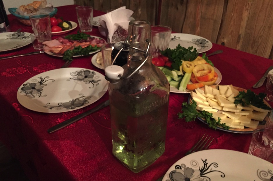 Abbildung 23 Selbstgebrannter Wodka, ca. 60%. Kostet etwa 1$ pro Liter. Man beachte die ordentlich grossen Gläser. Das Glas muss mit einem Schluck geleert werden (anders bringt man das Zeugs auch gar nicht runter). Die tödliche Dosis liegt